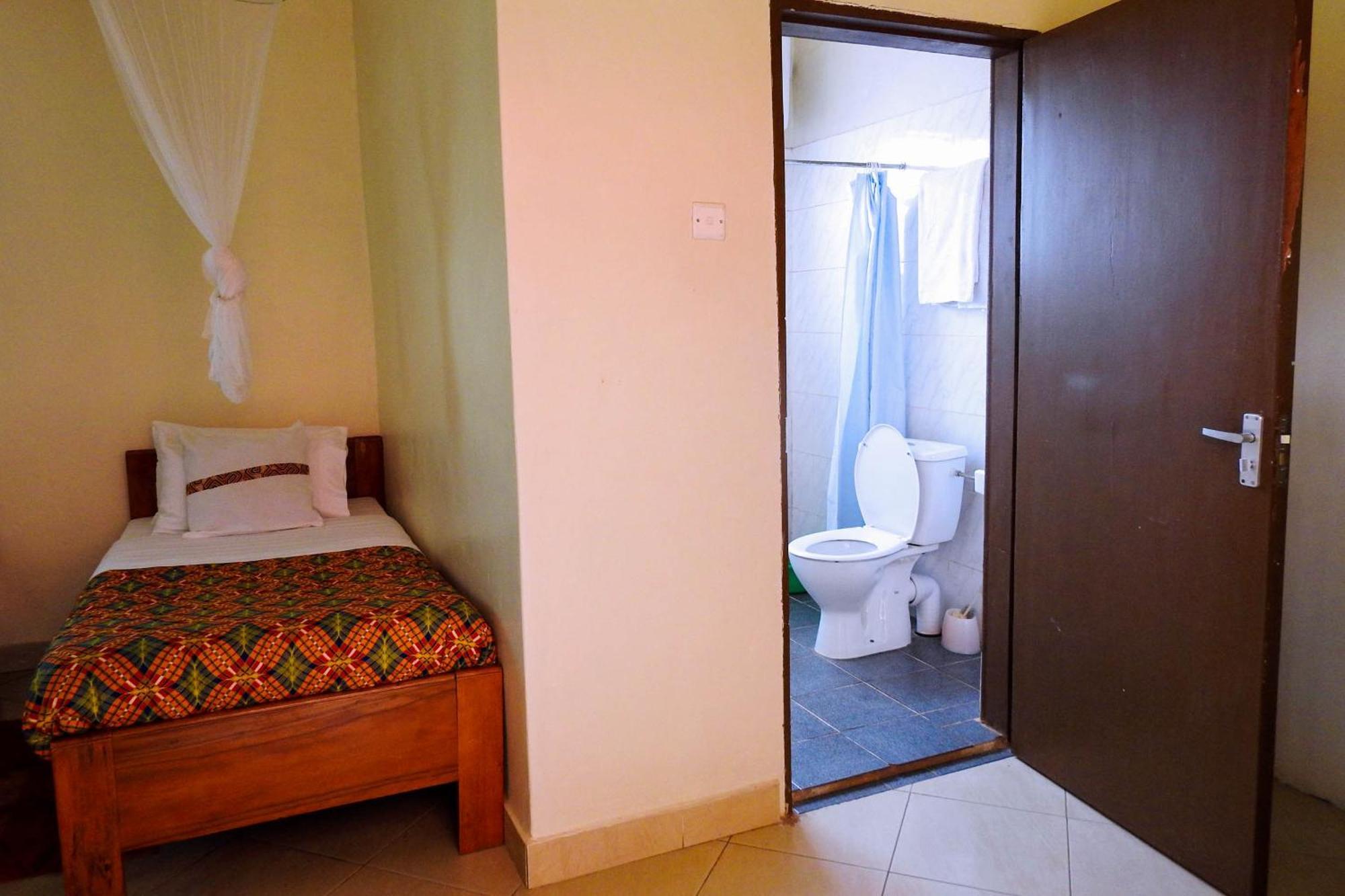 Westend Motel Fort Portal Eksteriør bilde